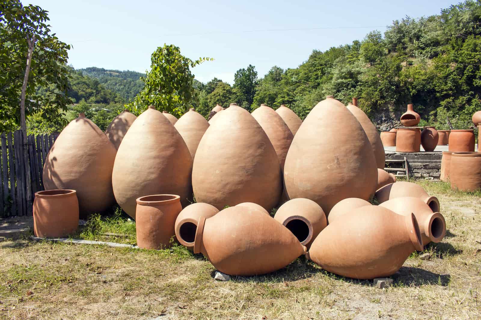 Jarres traditionnelles utilisées dans le but de vinifier le vin Géorgien.