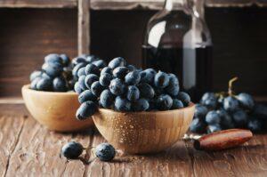 Grappe de raisins frais et évènement de dégustation